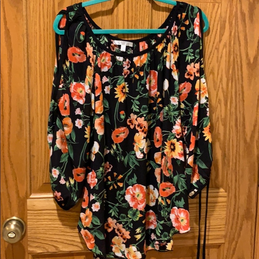 Colorful top with long sleeves open